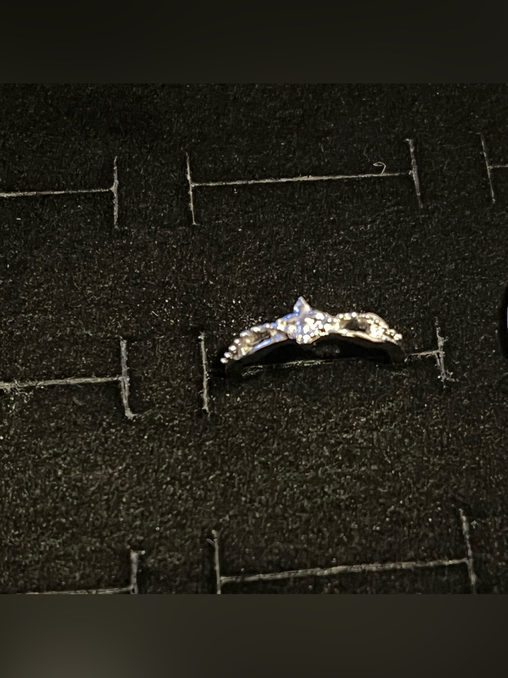 Silver toned Accent Leaf Band - Size 4